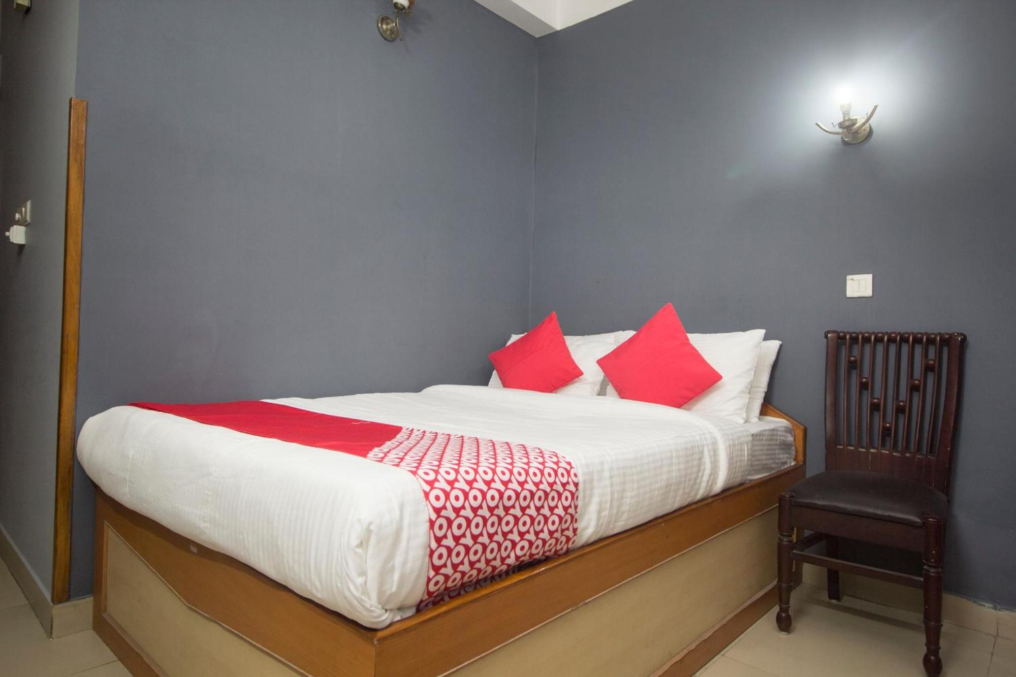 โอโย 16041 โฮเต็ล โกลเดน โมเมนต์ Hotel สิริกุรี ภายนอก รูปภาพ