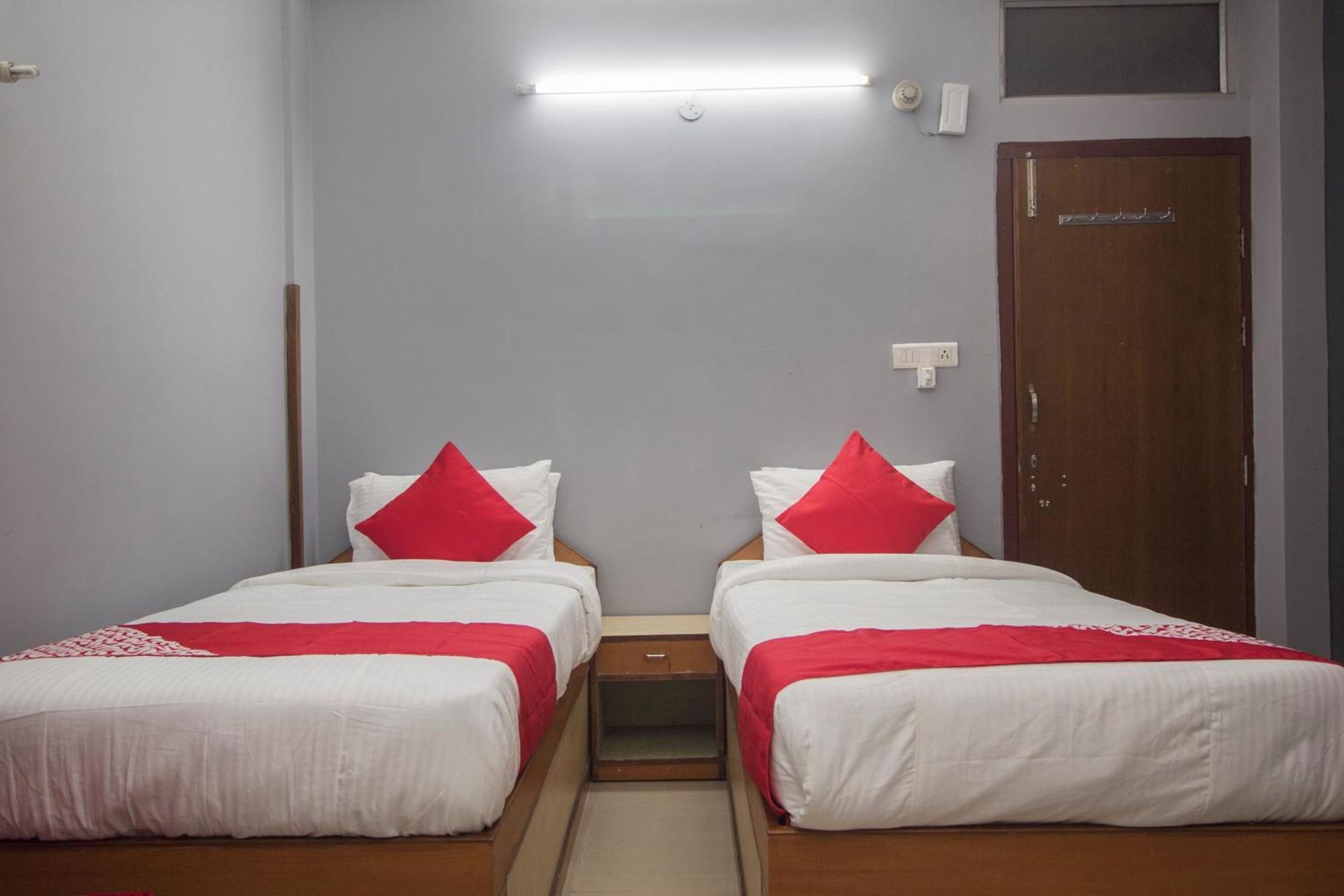 โอโย 16041 โฮเต็ล โกลเดน โมเมนต์ Hotel สิริกุรี ภายนอก รูปภาพ